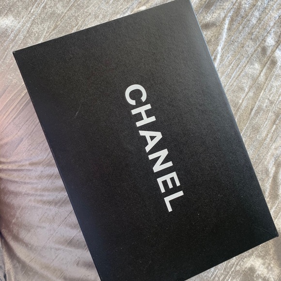 (Showroom) CHANEL CLASSIC FLAP - Picture 2 of 4